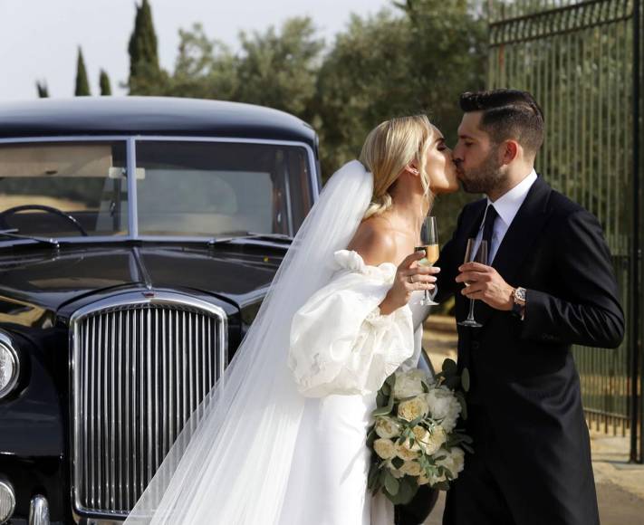 No podía faltar un beso de los recién casados para las cámaras.