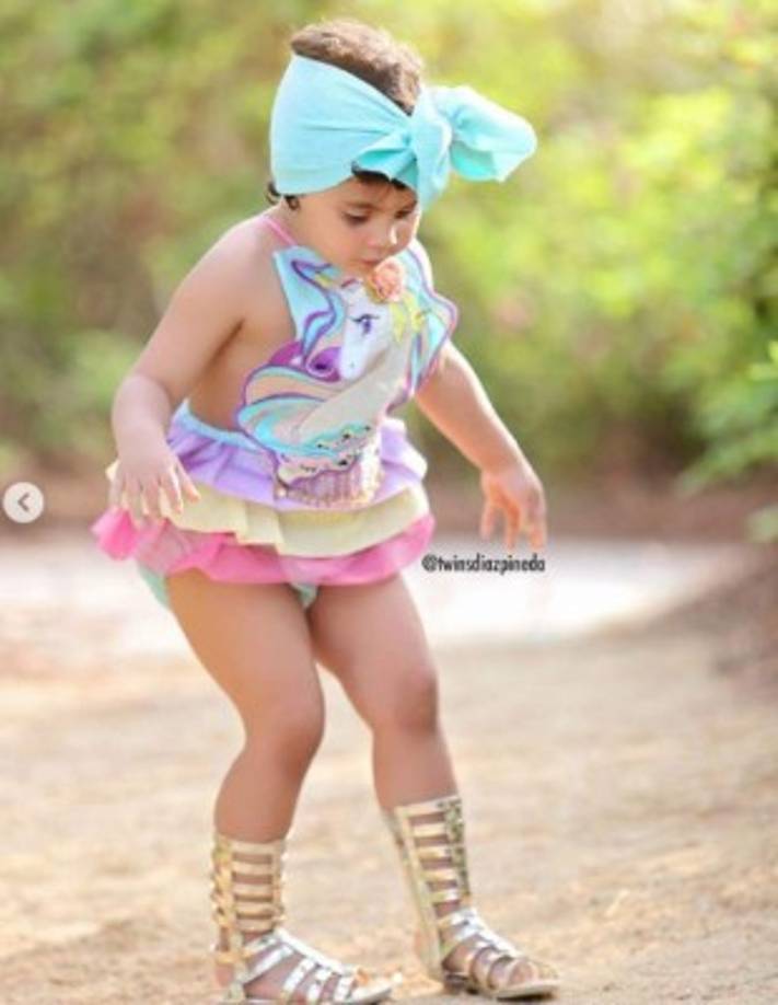 'Ella es como una pequeña diva al ver la cámara, corre a buscar lentes y carteras, tiene una fascinación con los zapatos los cuales deben combinar con su vestuario', contó Sandy Pineda, mamá de Ariella.