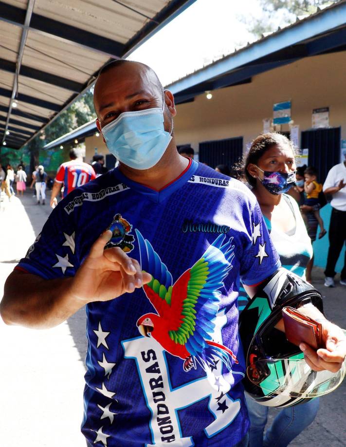 Un ciudadano muestra su dedo marcado con tinta tras votar en las elecciones generales, hoy, en la escuela Toribio Bustillo, en Tegucigalpa (Honduras).