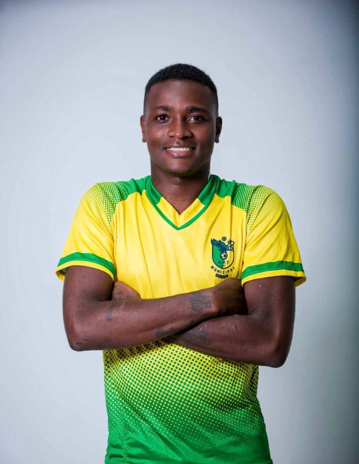 El jugador debutó en el 2017 con un partido del cuadro canario contra Universidad Católica por el Torneo Nacional, donde logró marcar un gol.