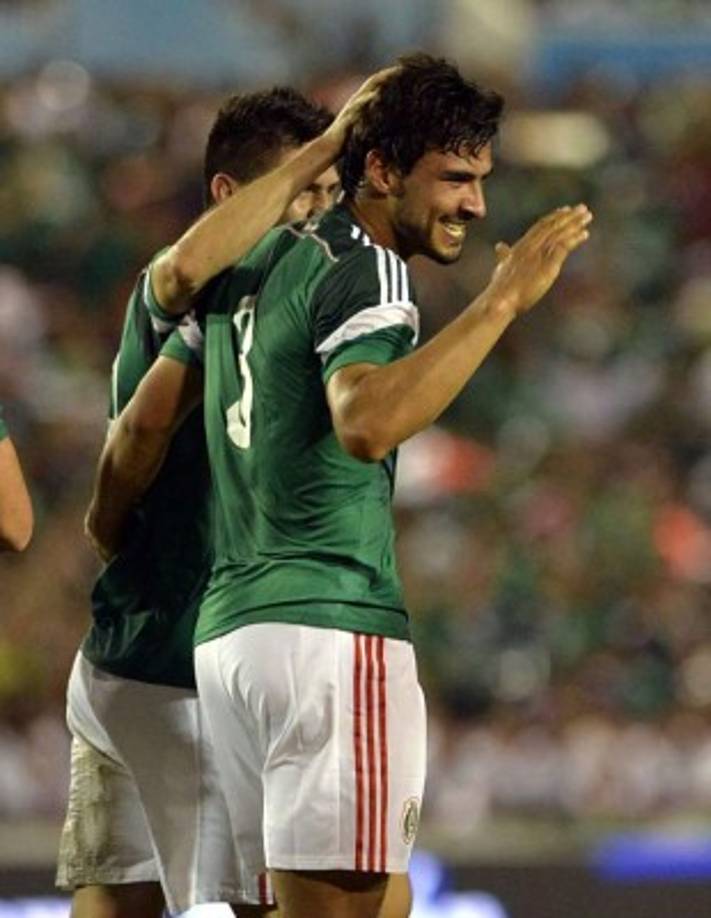 Oswaldo Alanís es felicitado por Oribe Peralta.