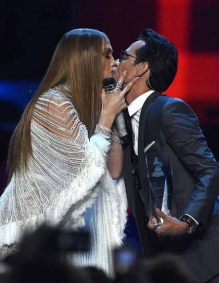 6. Beso de JLo y Marc Anthony sorprende en los Grammy.<br/>Ella le dijo “alma gemela” y él... “hermana”, pero hubo beso: Marc Anthony y Jennifer López se presentaron juntos el 17 de noviembre en los Grammy Latino, desatando toda clase de comentarios.<br/>Todo comenzó con el tema Olvídame y pega la vuelta, el clásico de Pimpinela, interpretado con mucha pasión por ambos cantantes. En algún momento, antes de cantar el verso “no te pude comprender”, Marc levantó los hombros y le sonrió un poco.<br/>Ella, luego de decir que él era el amor de su vida, le entregó un premio y él dijo: “La conozco muy bien, hermana”. Ella cambió el semblante. No le gustó nada.<br/>Las redes sociales no dejaron de hablar del desplante del intérprete hacia la madre de sus gemelos.