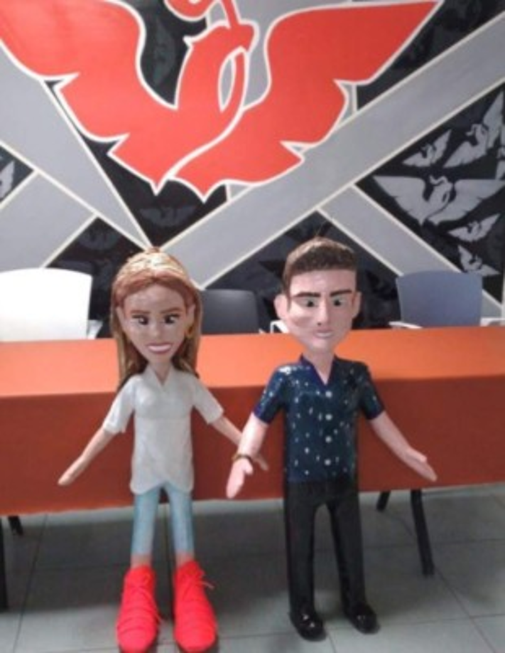 El senador y su esposa también fueron objeto de burlas luego de que la influencer ignorara un discurso de García para presumir sus tenis 'fosfo fosfo', convirtiendo la frase en tendencia en Twitter y de la que incluso se hicieron piñatas.