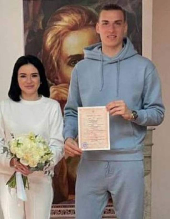 Lunin ha apostado por un conjunto uniforme de color gris, mientras que Anastasia, siguiendo la tradición, lo ha hecho con uno de color blanco.
