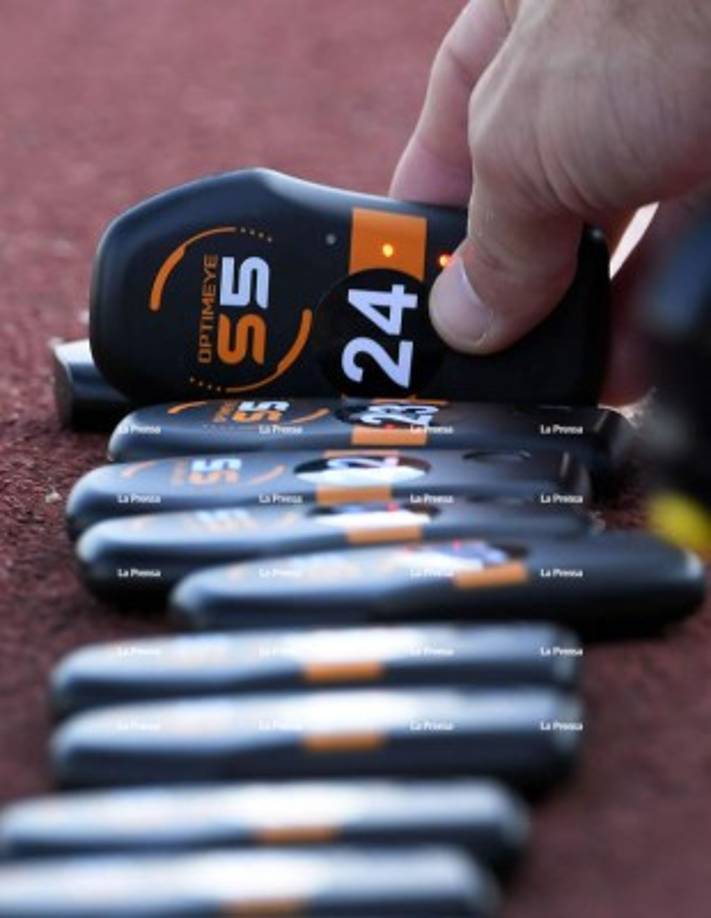 Antes del entrenamiento, los GPS fueron instalados en los seleccionados.