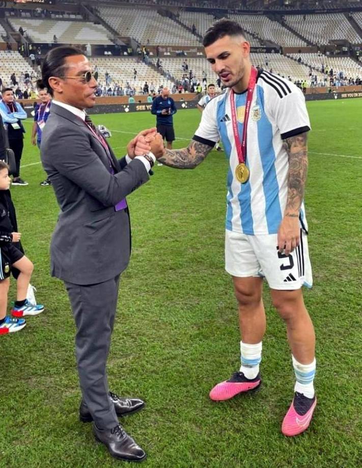 El célebre chet se coló en la cancha y Leandro Paredes fue uno de los primeros de los jugadores que saludó.