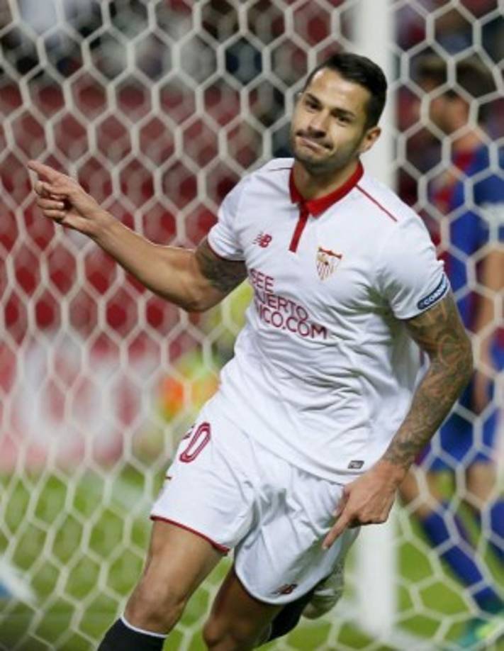 Vitolo, que tiene una clausula de 40 millones, sigue siendo una de las joyas de la corona del Sevilla de cara al próximo mercado de verano. Y, según han contado los compañeros de Radio Marca Sevilla, el canario tiene a tres clubes muy interesados en contar con él. El que lo quiere a toda costa es el Atlético, pero el Barcelona y el City tambien están muy atentos a Vitolo.