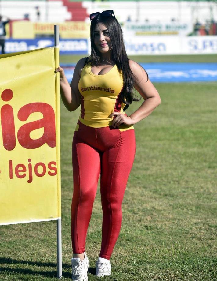 Guapas edecanes también robaron miradas en el estadio Yankel Rosenthal.