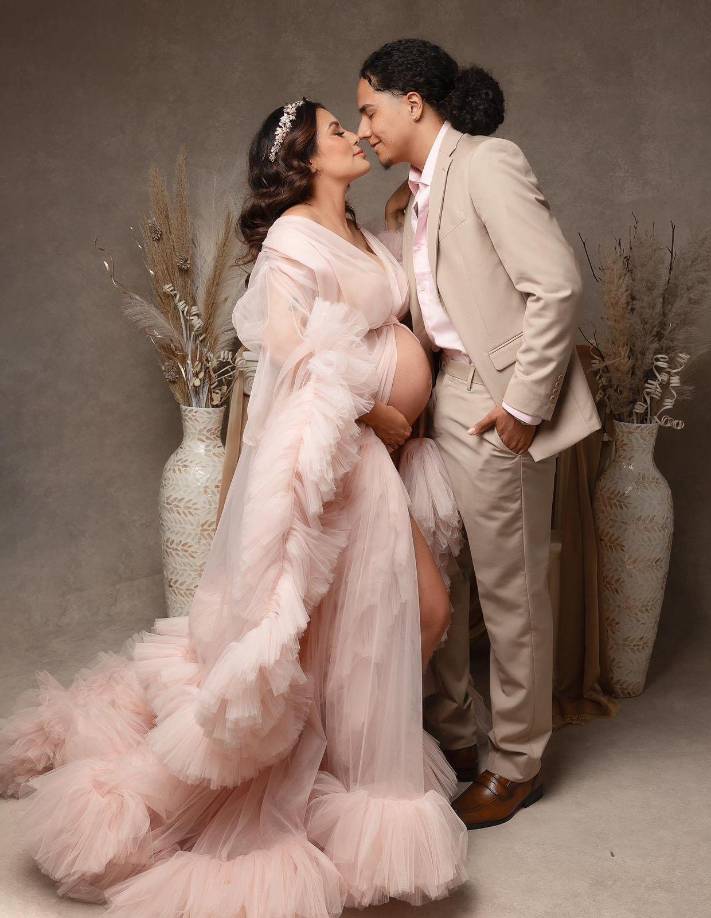 Elsa Oseguera junto a su pareja el cantante Davis Flow, pronto serán padres de una niña al cual la bautizarán con el nombre de Summer Ivette Silva Oseguera.