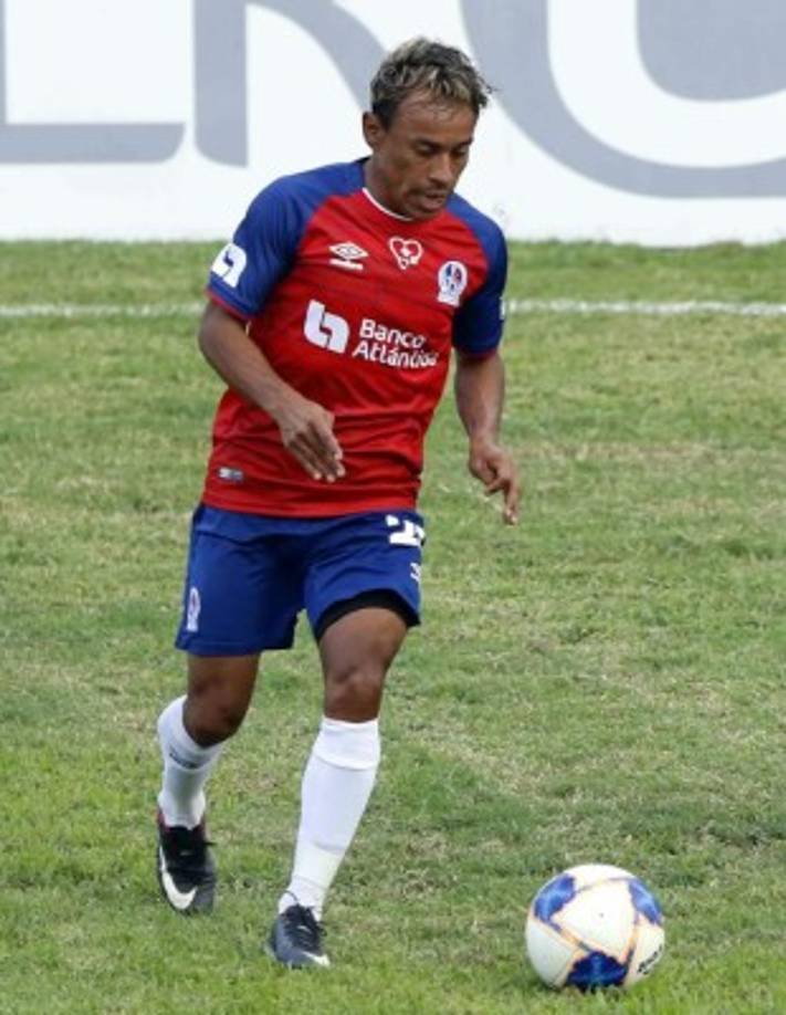 A sus 40 años de edad, Javier Portillo seguirá jugando al fútbol. El lateral izquierdo continuará en vinculado en el Olimpia tras confirmarse que renovará el contrato, que se le termnó en el torneo pasado.