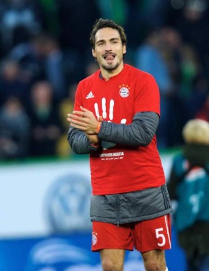 Mats se desempeña como defensa central en el Bayern de Múnich de la Bundesliga de Alemania y en la selección de fútbol de su país.