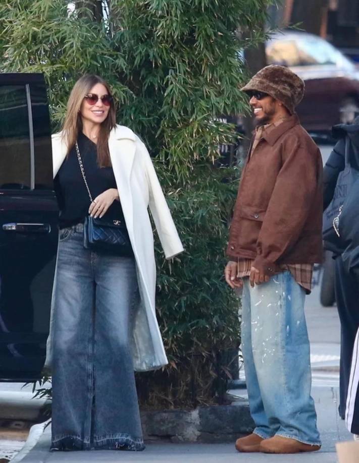 Según la publicación, ambos lucían sonrientes y muy cercanos, lo que ha desatado rumores sobre un posible romance. “Sofía y Lewis se sonríen de oreja a oreja y parecen absolutamente enamorados”.