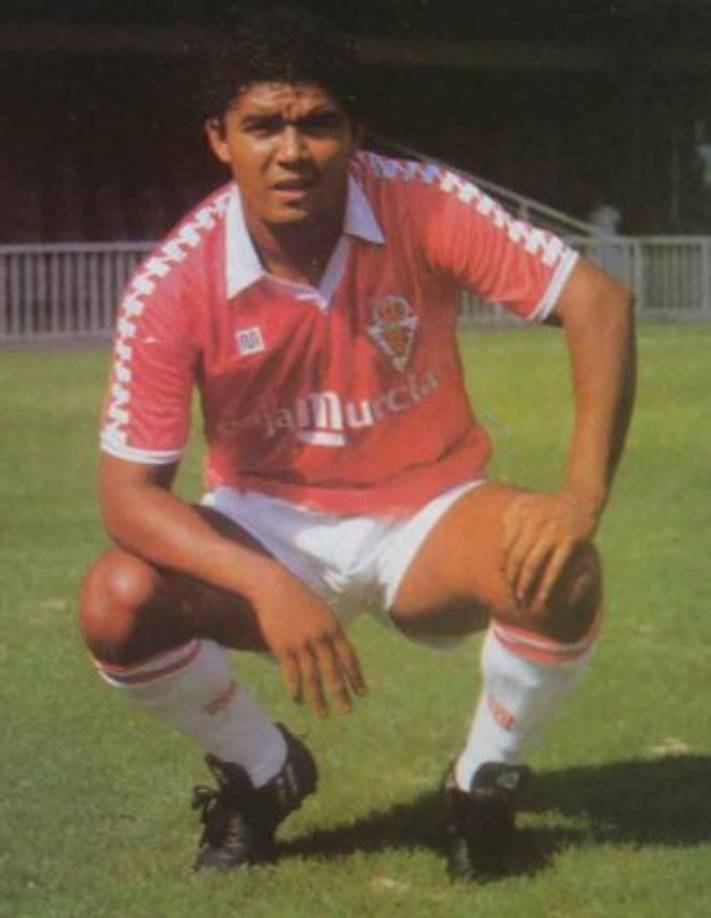 José Roberto Figueroa, deportivamente conocido como Macho, fue otro de los catrachos que brilló en España. Después de su participación con Honduras en el mundial del ’82, sus servicios fueron adquiridos por el Real Murcia de la Segunda División española. A fuerza de goles, Figueroa contribuyó para que su equipo retornara a la Primera División.