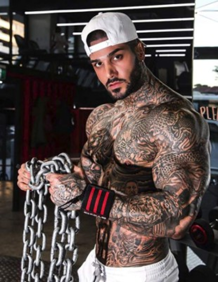 En Irán, 'Yaki Boy' como se hace llamar en sus redes sociales, se dedicaba a enseñar jujitsu y a la lucha libre. Tras llegar a Australia encontró en las redes sociales una oportunidad para explotar su físico.