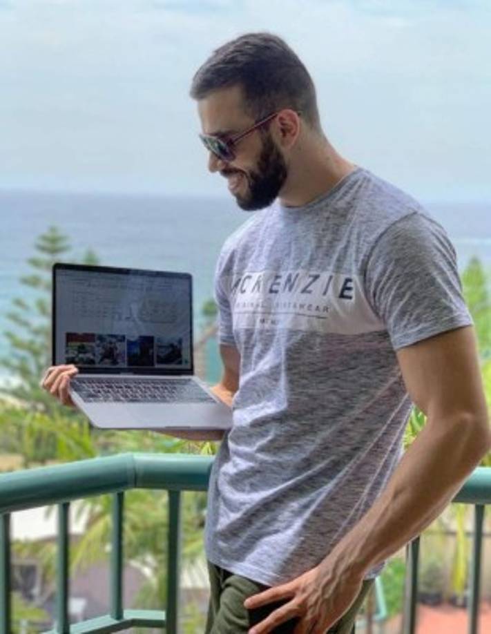 En la página https://ecomwarrioracademy.com/we-are-hiring/ se debe completar la información para aspirar al empleo y también suscribirse al canal de YouTube del millonario.