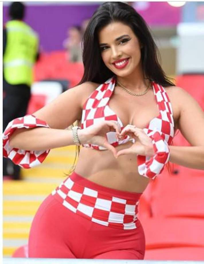Durante el choque de su amada Croacia con Bélgica, una foto de dos hombres en túnicas árabes tradicionales tomando una foto con Ivana se volvió viral y luego ella accedió de buena manera a los requerimientos del público y siempre lució con una sonrisa y su habitual predisposición.