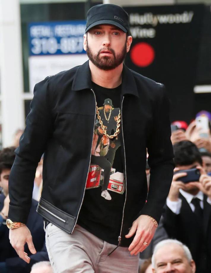 Nelson nació en 1955 en una base militar en Kansas y creció en un entorno que describió como una “familia disfuncional”, según su autobiografía de 2008, My Son Marshall, My Son Eminem. 