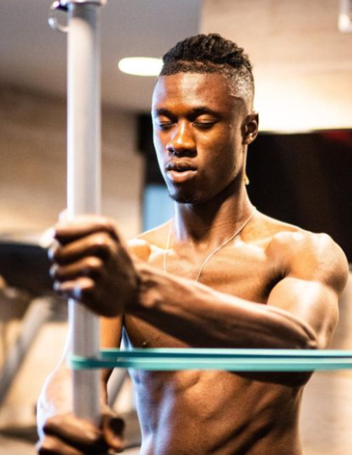 Más musculatura, resistencia, una dieta proteica para aumentar el peso y soportar más los roces de los partidos y entrenamiento personalizado luego de las prácticas con el Real Madrid.