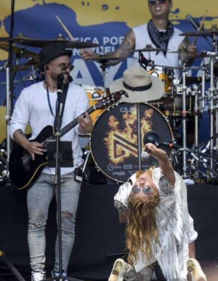 La mexicana cantó canciones como 'Ni una sola palabra' y gritó a todo pulmón, 'el mundo nos está viendo y queremos Venezuela libre'.