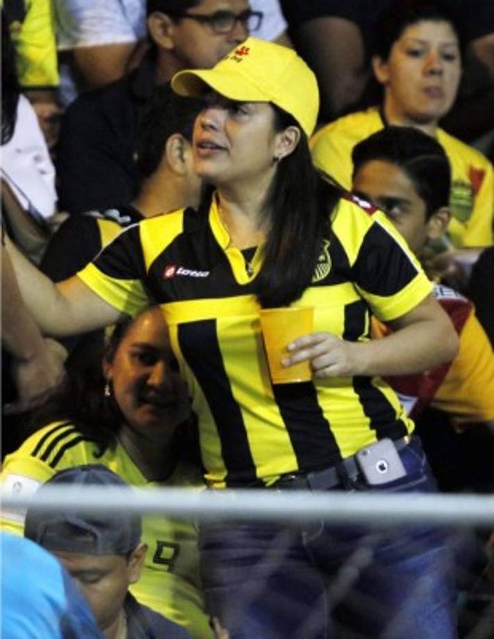 Una aficionada del Real España en las gradas del estadio Micheletti de El Progreso.