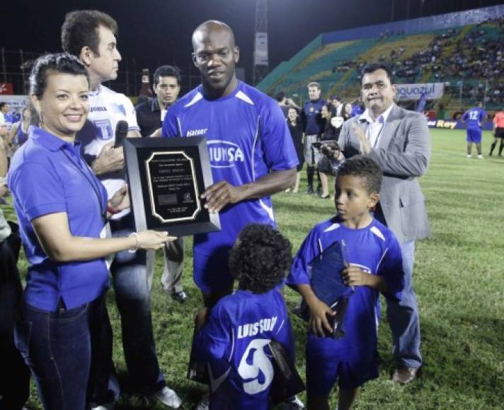 El 20 de junio del 2013 David Suazo se retiró oficialmente de las canchas en el estadio Morazán de San Pedro Sula. Fue despedido como los grandes.