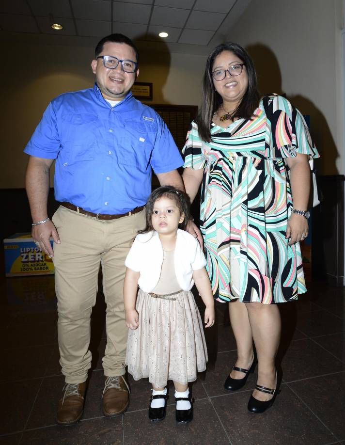 José y Zoé Izaguirre con Belkis Salgado.