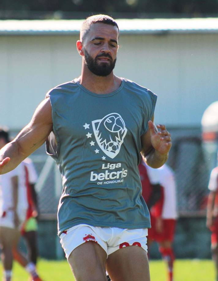 Víctor Blasco: Es un extremo español formado en La Masía (reservas del F.C. Barcelona) que fue fichado por el Vida. Además, llegó a militar en el Vancouver Whitecaps F.C. 2, filial del equipo de MLS y su último equipo fue el Pacific F.C. de la Premier League de Canadá.