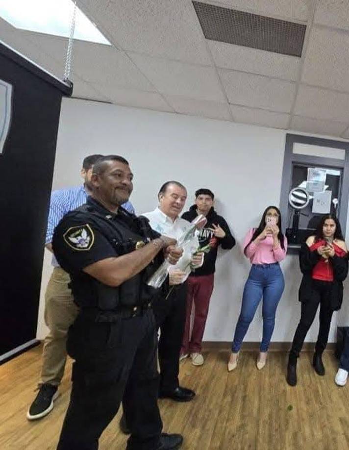 “No se puede permitir el ingreso de una persona portando un arma a una institución consular en Estados Unidos”, agregó el diplomático, sin precisar el nombre del migrante, ni del fallecido.