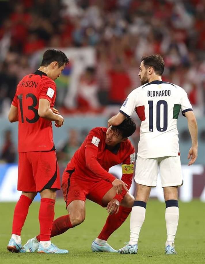 Bernardo Silva fue consolar a Heung Min Son tras su emotiva celebración. 