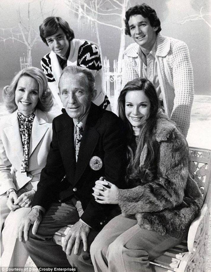 La familia de Bing Crosby compartió su declaración sobre está nueva colaboración junto a Taehyung. Su hija Mary Crosby dijo:“Como familia, estamos encantados de tener a V y a papá cantando juntos en esta canción navideña definitivamente. Sus voces se combinan a la perfección, capturando el espíritu navideño de la mejor manera posible”.El hijo del legendario artista, Harry agregó:”Estamos felices de que V ayude a compartir la alegría de esta eterna canción navideña”.