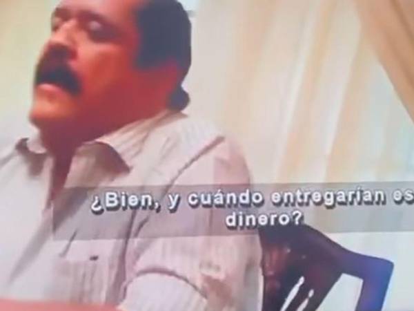 Esta es una imagen tomada del video compartido por Insight Crime, en el que se muestra a Carlos Zelaya reuniéndose con narcotraficantes en Río de Piedras, San Pedro Sula.