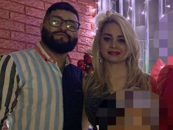 La magistrada Lisseth Vallecillo junto a su hermano, el exjuez Marco Vallecillo, en una reunión familiar.