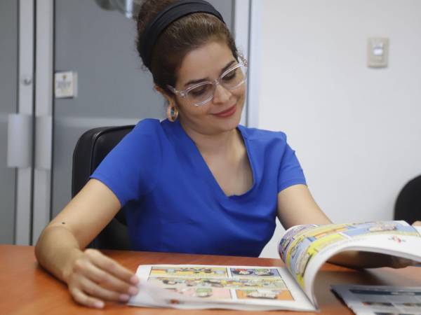 Subdirección del hospital San Juan de Dios hojea un periódico que muestra la campaña Mente Sana, tema bandera de LA PRENSA este año.