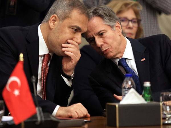 El secretario de Estado estadounidense, Antony Blinken y su homólogo turco, Hakan Fidan, durante la reunión celebrada en la ciudad jordana de Aqaba para tratar del futuro de Siria.