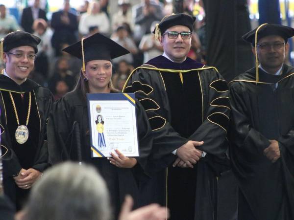 Karen Hernández recibió este viernes 27 de septiembre su título de licenciada en Pedadogía con la particularidad que está grabado en tinta y braille.