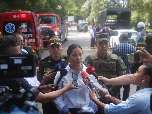 Paola Castillo, alcaldesa de Jamundí, habla con los medios de comunicación en la zona donde explotó una motocicleta en un puesto de control de la Policía de Colombia.