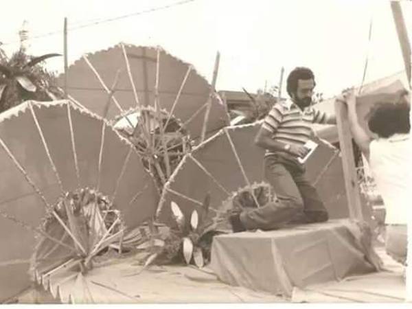 En la imagen se observa a Eduardo Zablah crear y decorar una carroza de aros en 1972, en el primer desfile de carrozas y gran carnaval de La Ceiba. 52 años después sigue creando su propia comparsa.
