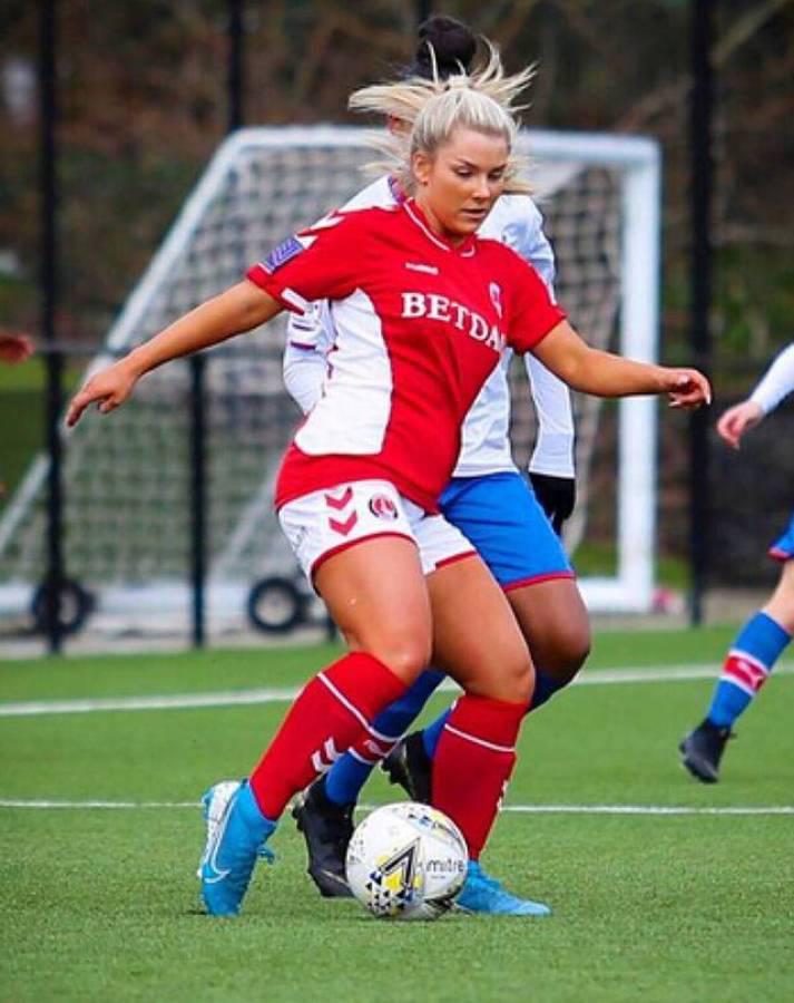 La expulsaron por un video polémico y ahora vuelve al fútbol como millonaria