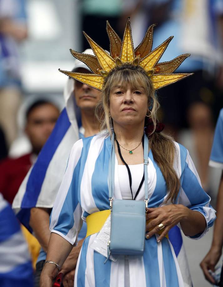 Locura por Son y lindas fans: ambiente del Uruguay-Corea