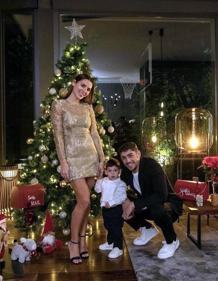 Fede Valverde, mediocampista uruguayo del Real Madrid, con su pareja Mina Bonino y su pequeño hijo.