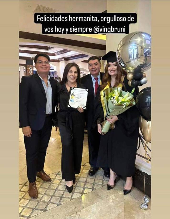 Iving Bruni estuvo acompañada por su familia durante los actos de graduación.