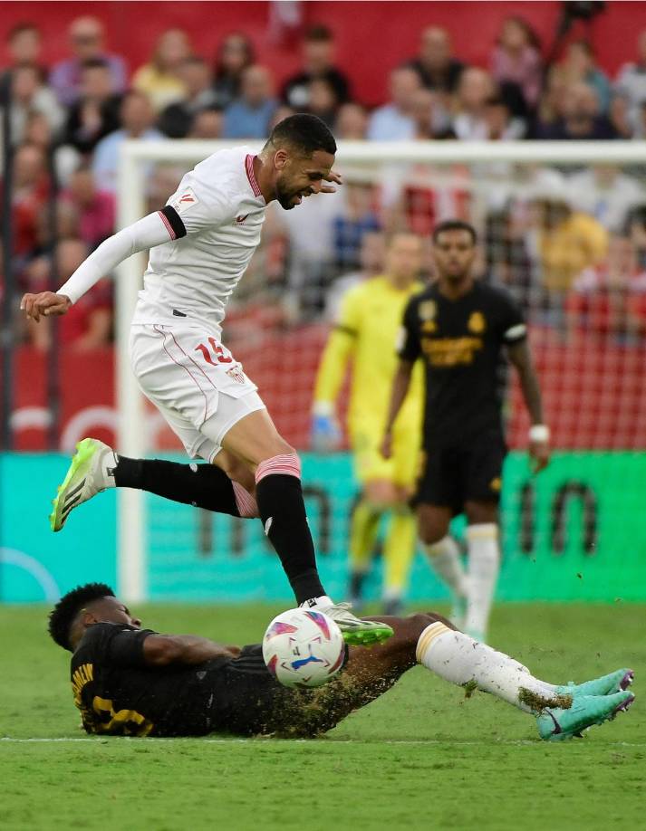Aurélien Tchouaméni se barre para robarle el balón a Youssef En-Nesyri.