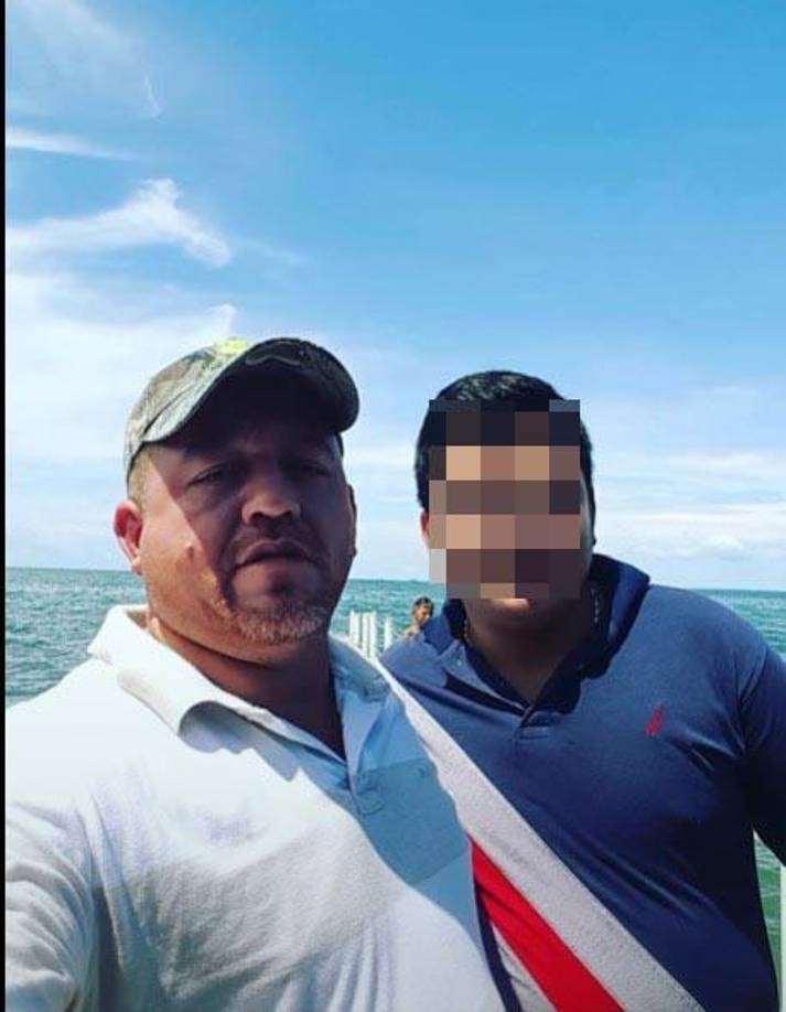 Minutos más tarde, se ve cómo dos uniformados apuntaron sus fusiles contra él mientras se acercaban lentamente y, por último, se oye un disparo.