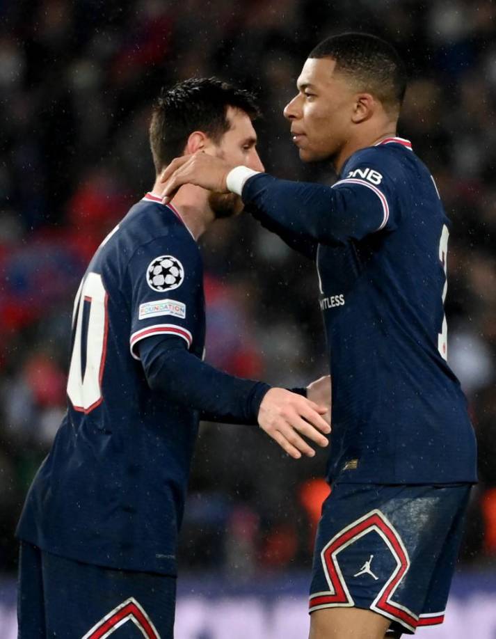 Tras el gol de Mbappé, Lionel Messi fue a buscar al delantero francés para felicitarle. 