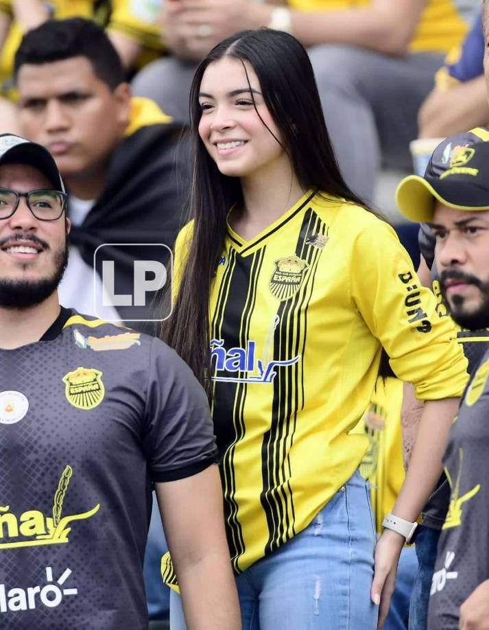 Esta linda aficionada del Real España acaparó la atención del lente de Diario LA PRENSA.