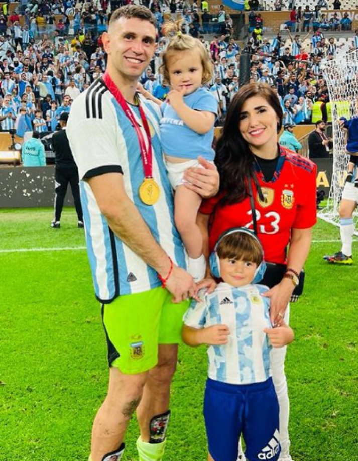 El 22 de junio de 2018 tuvieron su primer hijo, Santi. Y en plena Copa América del 2021 la pareja confirmó el nacimiento de su pequeña Ava.