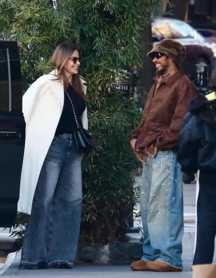 Tras finalizar un larguísimo almuerzo de más de dos horas, abandonaron el restaurante “coqueteando” antes de despedirse para tomar cada uno su vehículo.
