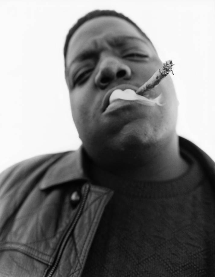 Fotografía cedida por el museo Fotografiska tomada en 1994 por Geoffroy de Boismenu donde aparece el rapero Notorious B.I.G. mientras posa fumando un cigarro y forma parte de la exposición "Hip-Hop: Conscious, Unconscious" ("Hip-Hop: consciente, inconsciente).