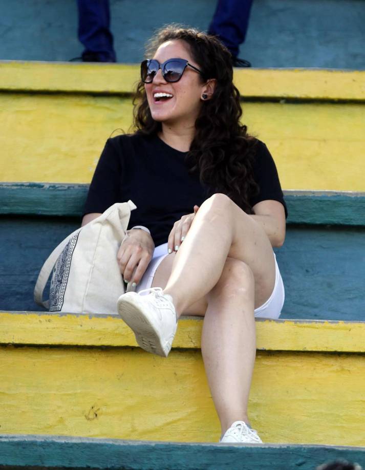 Una guapa chica en las gradas del estadio Humberto Micheletti disfrutando del partido entre Honduras Progreso y Real España.