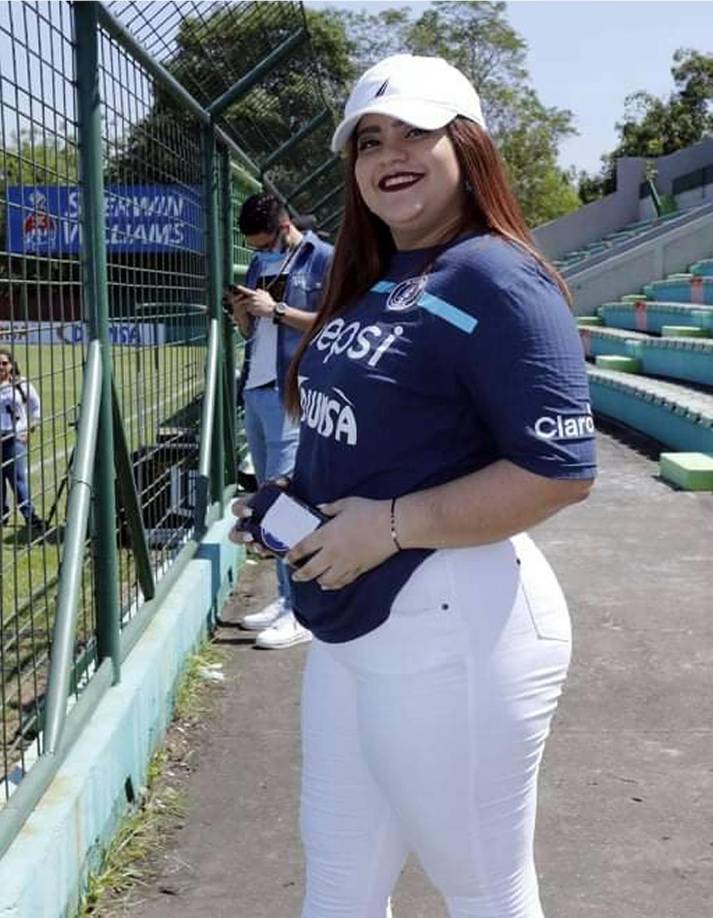 Ella llegó al Yankel para apoyar al Motagua y al final celebró el triunfo en el clásico de las ‘emes‘.